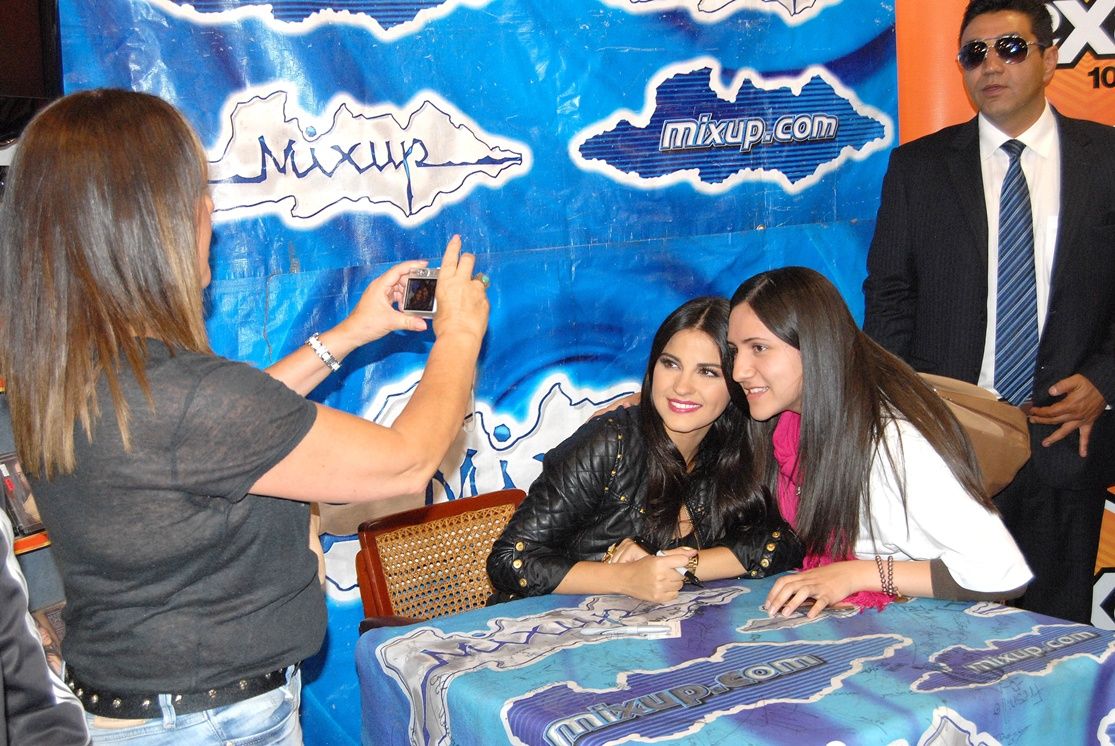 MAITEPERRONIfirma17.jpg MAITEPERRONIfirma17.jpg